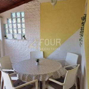 Kostrena, uređena kuća u nizu, dvoetažni 3s+db, 2 balkona