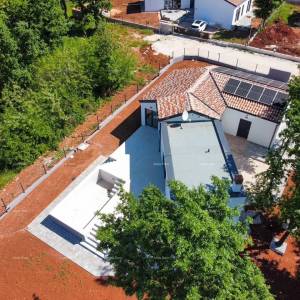 KOŽLJANI - Moderna kuća s bazenom. Blizu šume, 15 min do mora