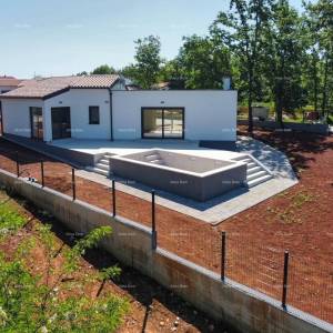 KOŽLJANI - Moderna kuća s bazenom. Blizu šume, 15 min do mora