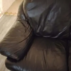 Kozna fotelja crna uredna...