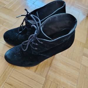 Kožne Sajmonice na petu