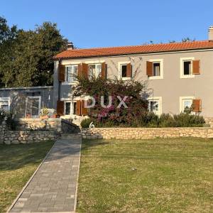 KRALJEVICA, KOSTRENA – novoobnovljena kuća s okućnicom i panoramskim pogledom na more