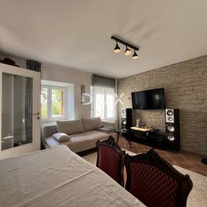 KRALJEVICA, KOSTRENA – novoobnovljena kuća s okućnicom i panoramskim pogledom na more