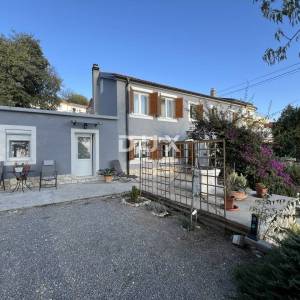 KRALJEVICA, KOSTRENA – novoobnovljena kuća s okućnicom i panoramskim pogledom na more