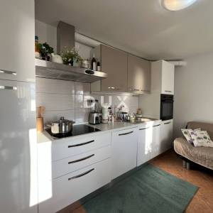 KRALJEVICA, KOSTRENA – novoobnovljena kuća s okućnicom i panoramskim pogledom na more