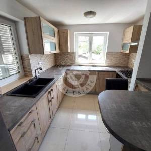 Krk, Malinska, namješten dvoetažni stan s pogledom na more