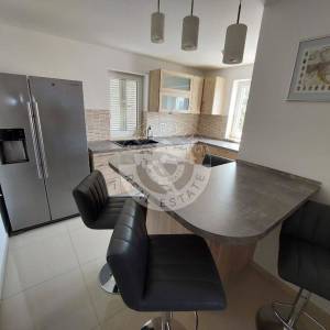 Krk, Malinska, namješten dvoetažni stan s pogledom na more