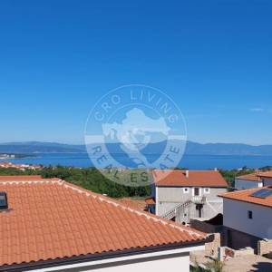 Krk, Malinska, namješten dvoetažni stan s pogledom na more