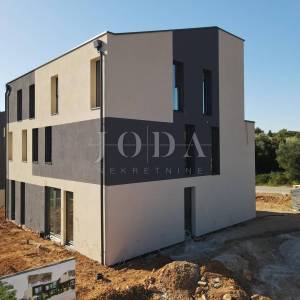 Krk prizemlje s okućnicom