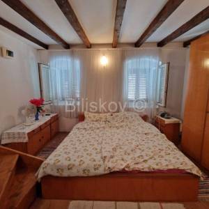 K.Stari,centar, kamena kuća cca. 70 m2, par koraka od mora