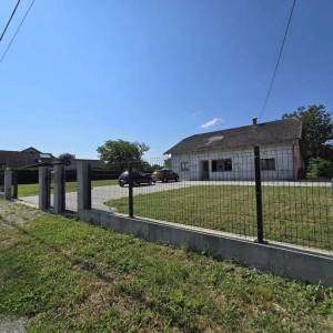 Kuća 290m2 , parking, dvorište 2350m2, prilika