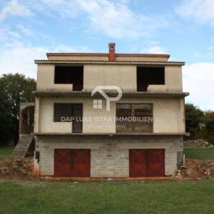 Kuća roh-bau Šišan i građevinsko zemljšte s potencijalom