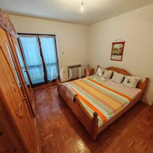 Kuća s bazenom i dvije garaže