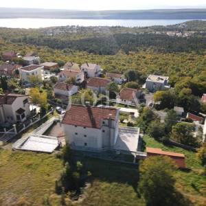 Kuća s bazenom i dvije garaže