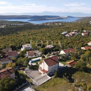 Kuća s bazenom i dvije garaže