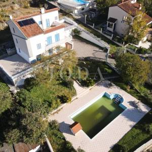 Kuća s bazenom i dvije garaže