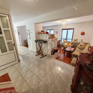 Kuća s bazenom i dvije garaže