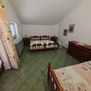 Kuća s bazenom i dvije garaže