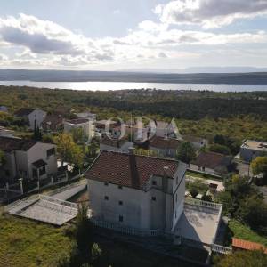 Kuća s bazenom i dvije garaže