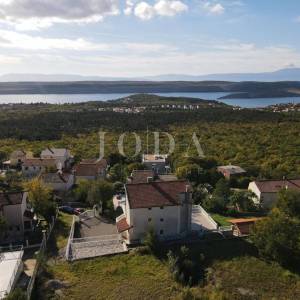 Kuća s bazenom i dvije garaže