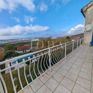 Kuća s bazenom i dvije garaže