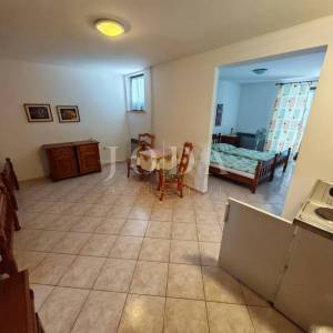 Kuća s bazenom i dvije garaže