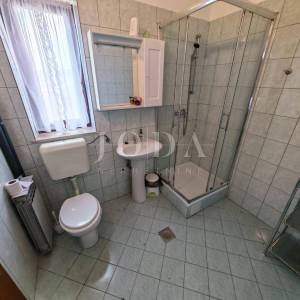 Kuća s bazenom i dvije garaže