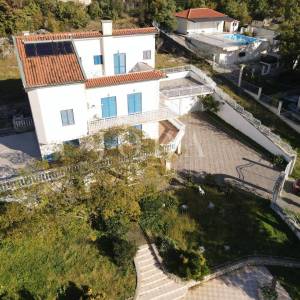 Kuća s bazenom i dvije garaže