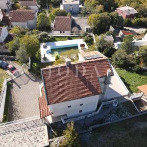 Kuća s bazenom i dvije garaže