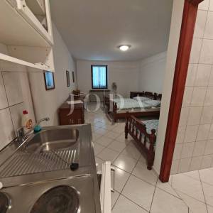 Kuća s bazenom i dvije garaže