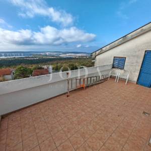 Kuća s bazenom i dvije garaže