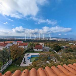 Kuća s bazenom i dvije garaže