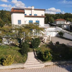 Kuća s bazenom i dvije garaže