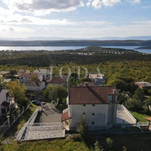 Kuća s bazenom i dvije garaže