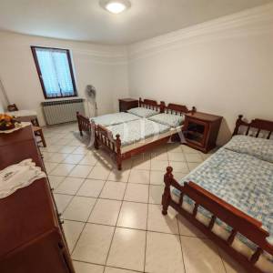 Kuća s bazenom i dvije garaže