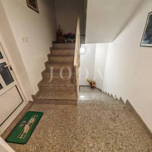 Kuća s bazenom i dvije garaže