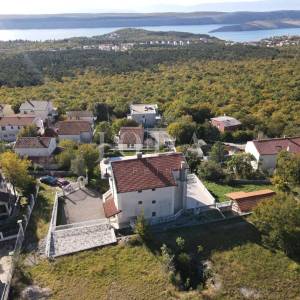 Kuća s bazenom i dvije garaže