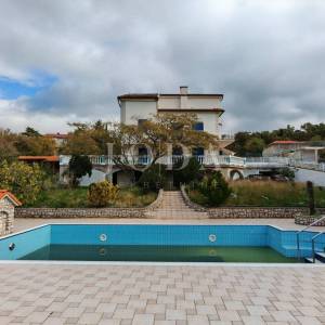 Kuća s bazenom i dvije garaže