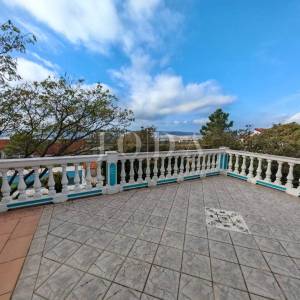 Kuća s bazenom i dvije garaže