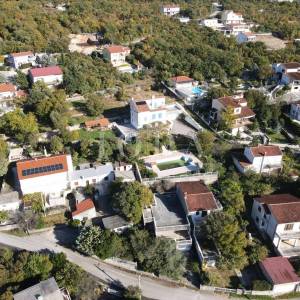 Kuća s bazenom i dvije garaže