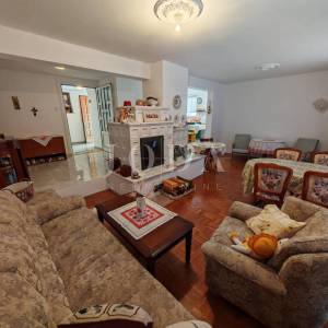 Kuća s bazenom i dvije garaže