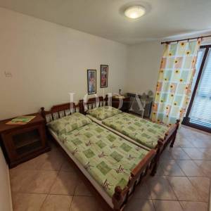 Kuća s bazenom i dvije garaže