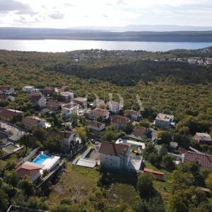 Kuća s bazenom i dvije garaže