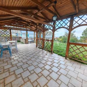 Kuća s bazenom i dvije garaže