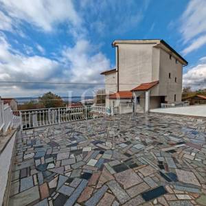 Kuća s bazenom i dvije garaže