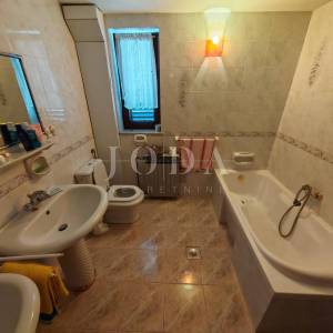 Kuća s bazenom i dvije garaže