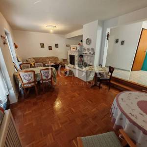 Kuća s bazenom i dvije garaže