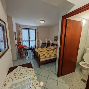 Kuća s bazenom i dvije garaže