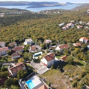 Kuća s bazenom i dvije garaže