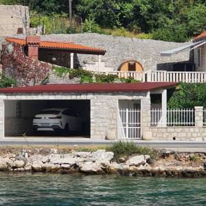 Kuća s bazenom / PRVI RED DO MORA